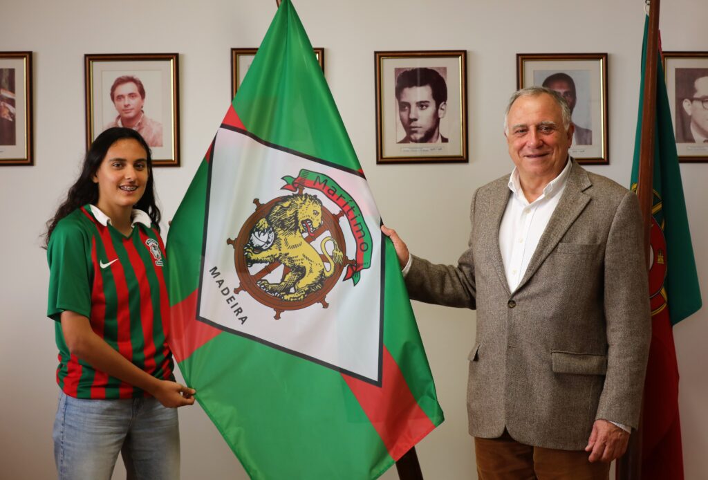 Joana Silva assina contrato profissional