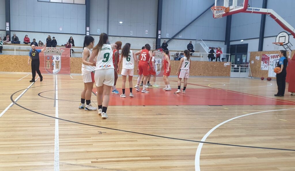 Basquetebol feminino derrotado em Braga