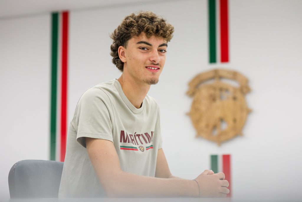 Rodrigo Vasconcelos assina contrato profissional com o Marítimo