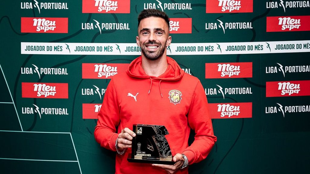 Carlos Daniel recebe reconhecimento como Jogador e Médio do Mês